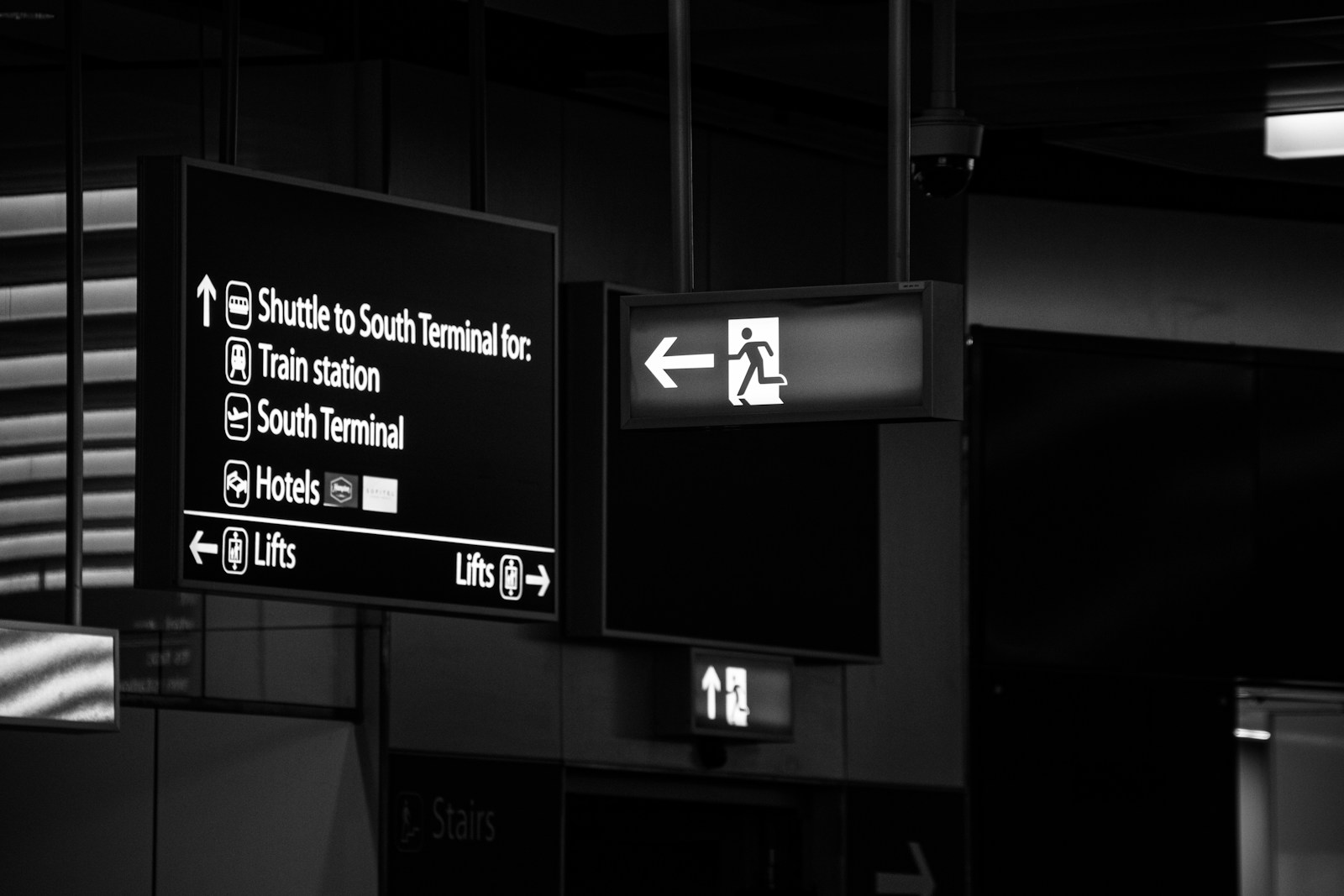 foto en blanco y negro de un cartel en el Aeropuerto de Gatwick