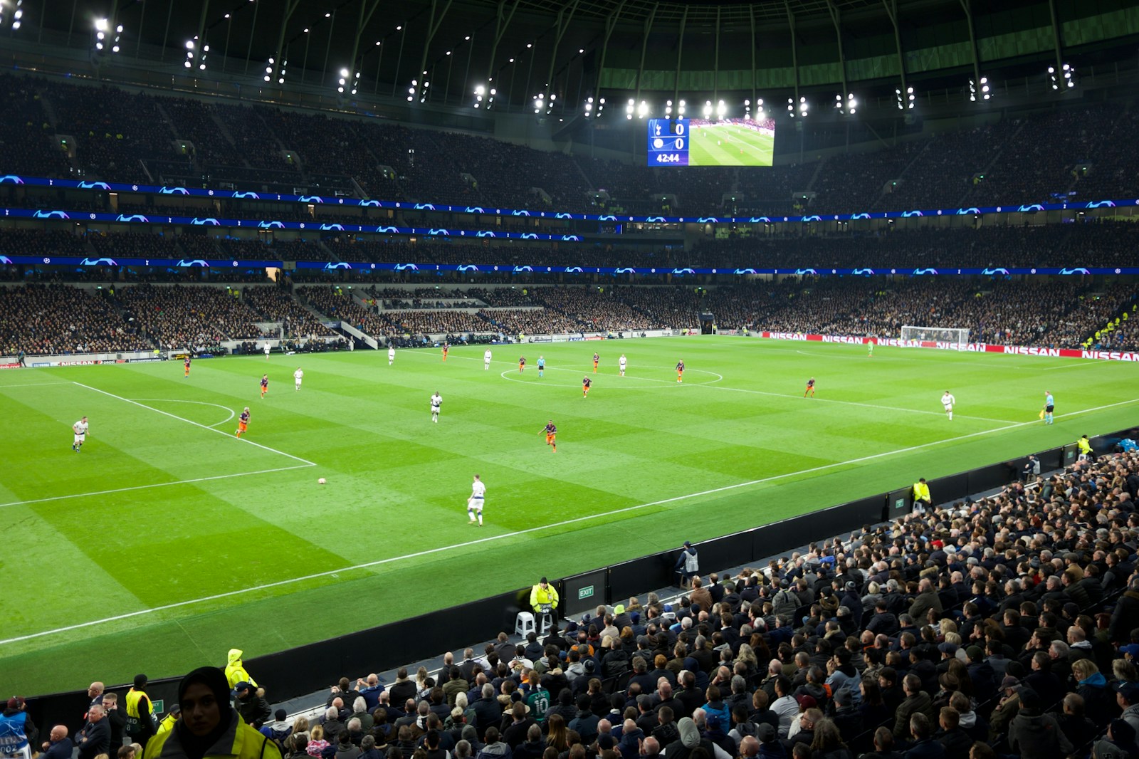 Imagen de un partido jugándose en el Tottenham Hotspur Stadium