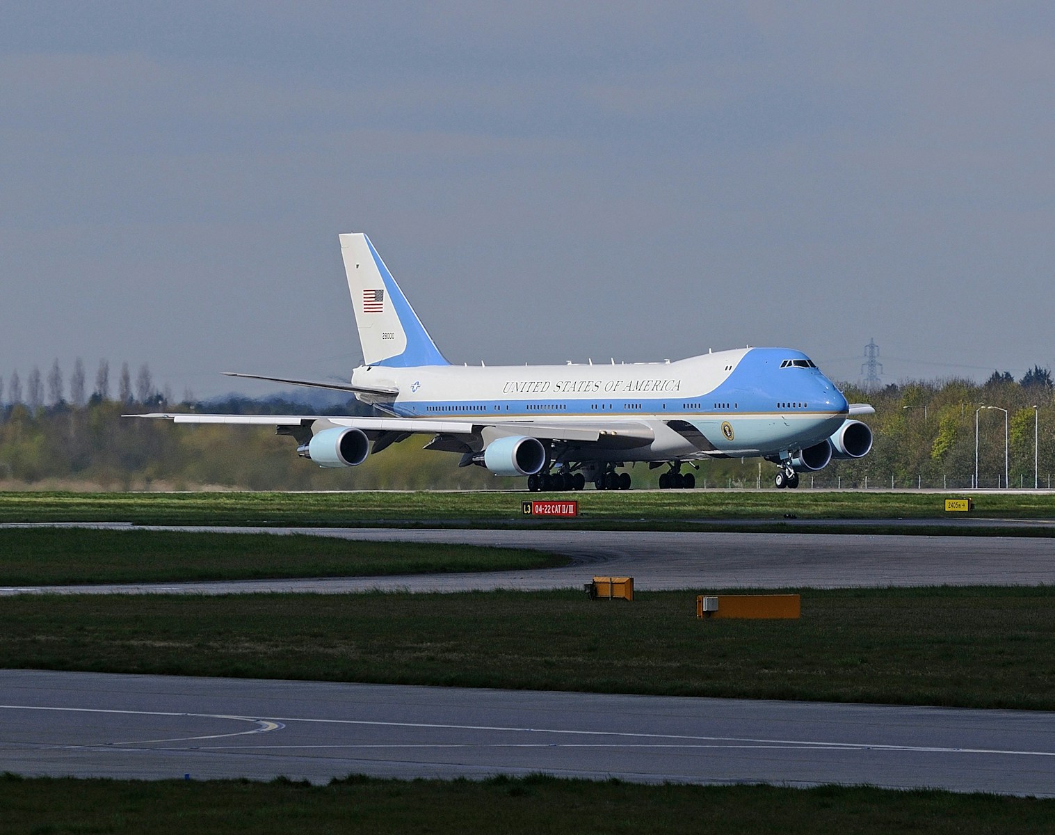 pista de aterrizaje con un avión blanco y azul en el Aeropuerto de Stansted