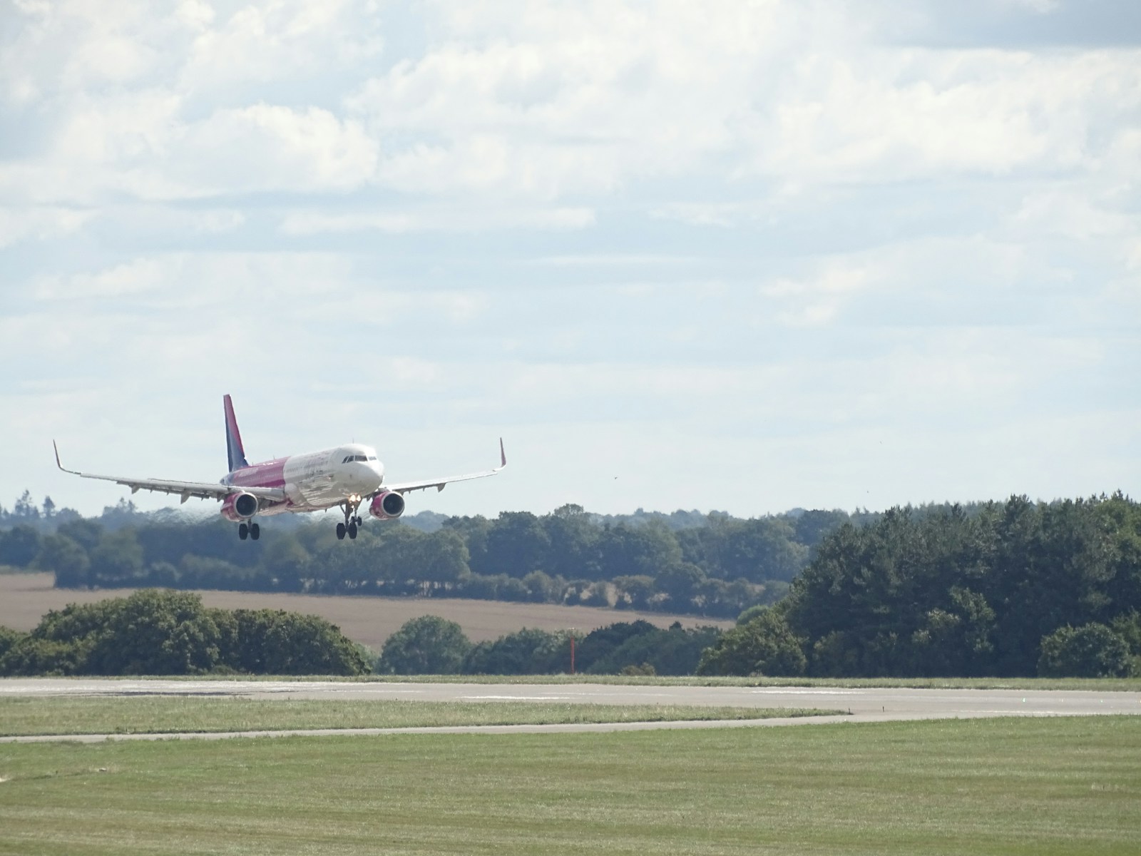 Avión aterrizando en el Aeropuerto de Luton