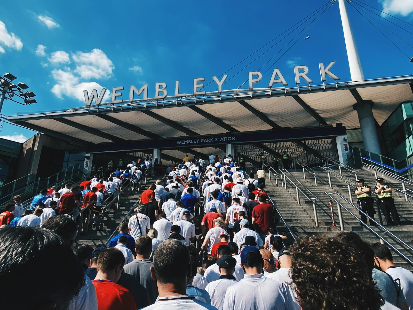 gente entrando y saliendo del Estadio de Wembley