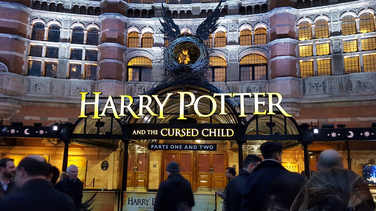 Fachada del Teatro Palace Londres con la obra Harry Potter and the Cursed Child