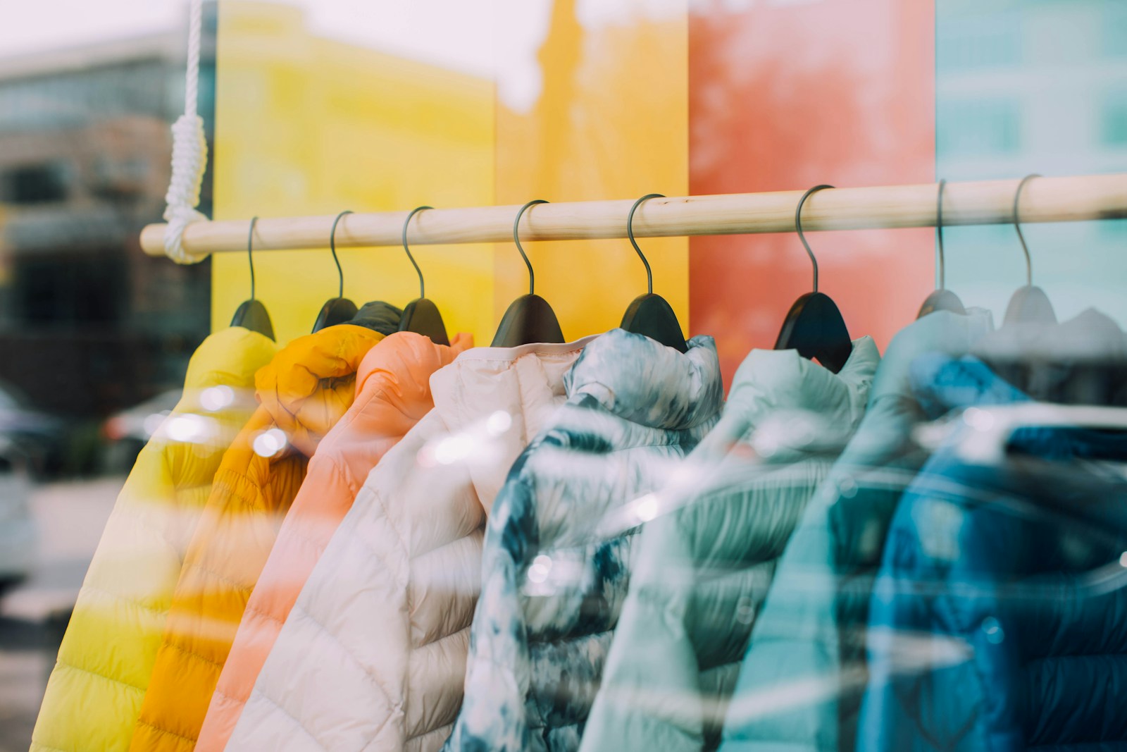 chaquetas colgando en una tienda