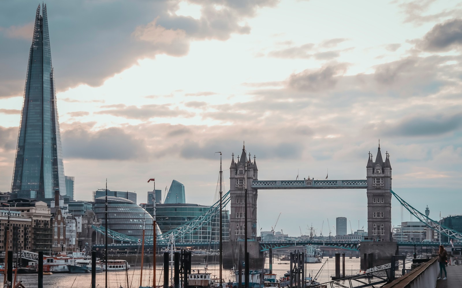 vista panoramica con the shard y london bridge a la vista