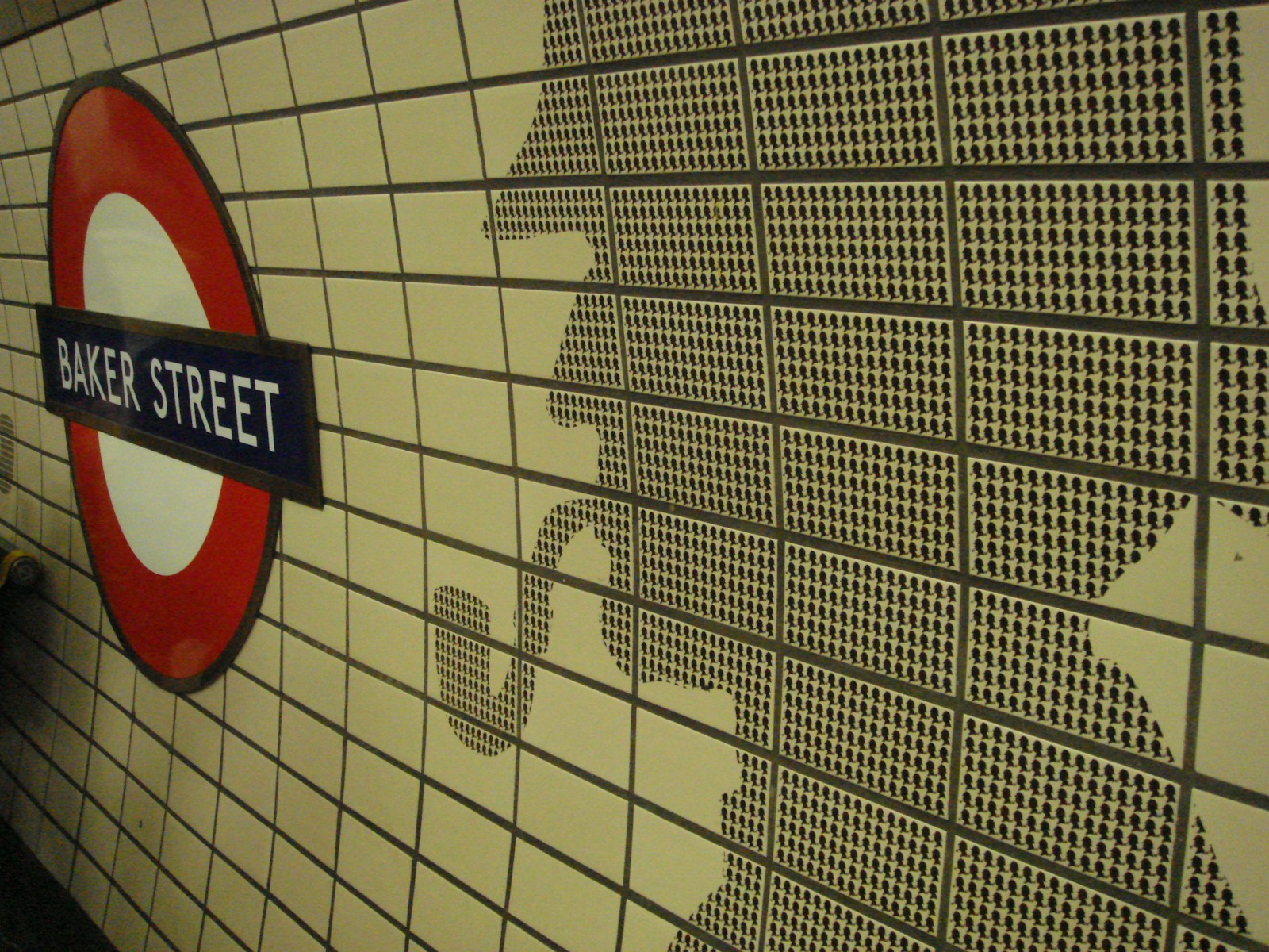 estacion de metro baker street con sombra sherlock holmes