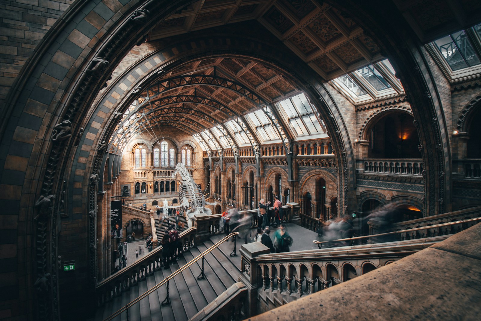 perspectiva del museo de londres con multitud de gente moviendose